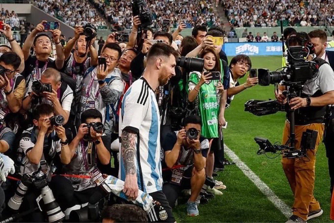 SamiVVD's tweet photo. مباراة اليوم وتوترها نستكم أن ميسي كسر رقم ماردونا وصار أكثر من صنع في تاريخ كأس العالم وفوقها أكثر من سجل بتاريخ كأس العالم 

هدف وأسيست ضد منتخب غثيث هو الكل بالكل بالمنتخب حتى وعمره رايح للاربعين كل الأعتماد عليه وقت ما خذلونا الفاريز والتورو 

أصدق مقولة شفتها الأرجنتين مرشحة عشان ميسي