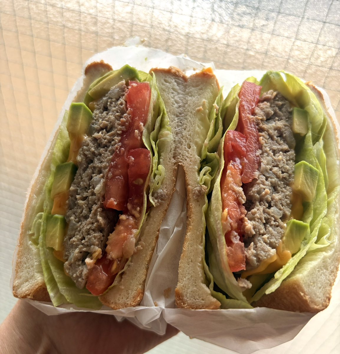 anjin0515's tweet photo. 朝からドスコイ🐷
昨日ハンバーグ用に挽肉こねくり回したが焼くのが面倒くさくなって冷凍
今朝解凍して焼いてホットサンドにした
結局焼いとる笑

素人やけん見た目はほっとけ笑 https://t.co/kMC3wuakoh