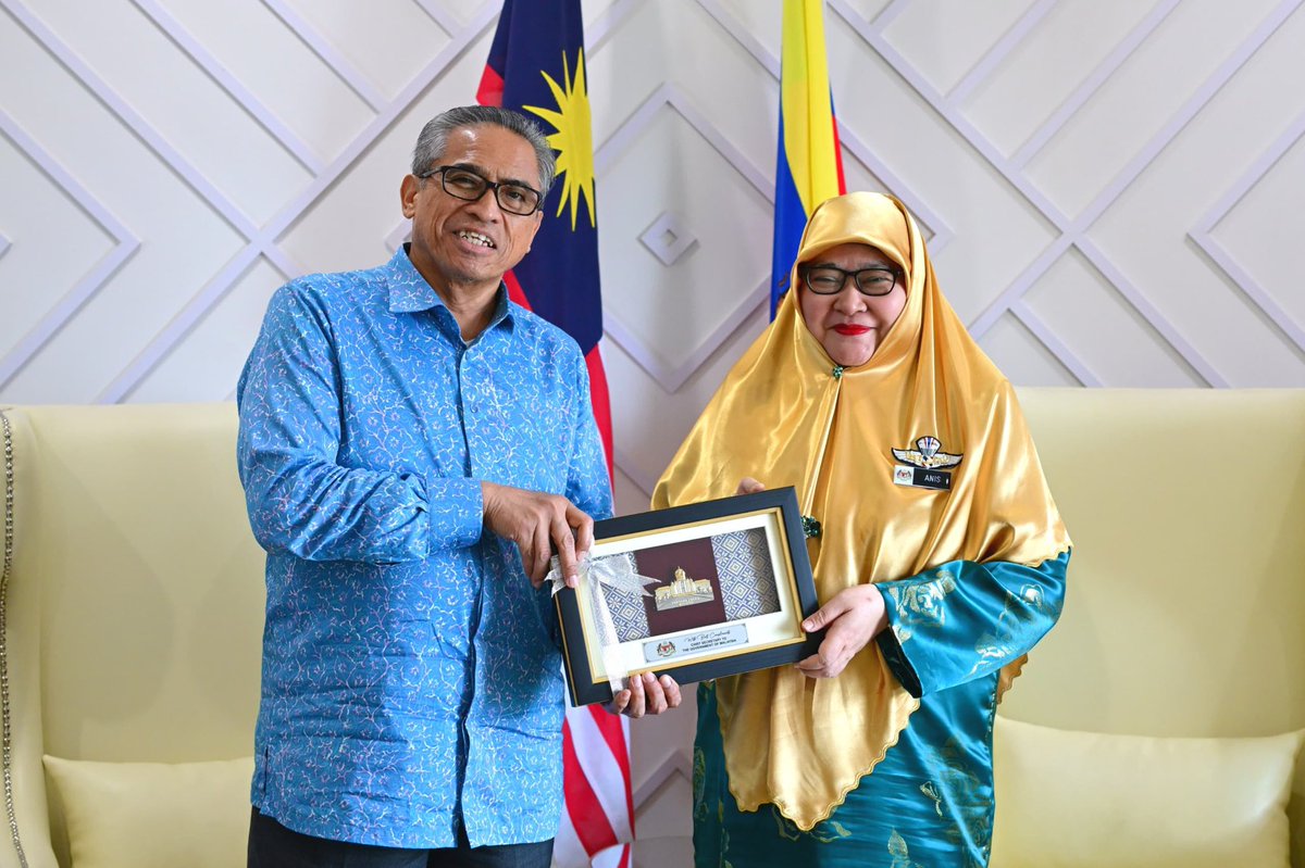 shamsulazribakr's tweet photo. Petang semalam, saya menerima kunjungan hormat dari YBhg. Datuk Wira Anis Rizana binti Mohd Zainudin, Ketua Setiausaha Kementerian Sumber Asli dan Kelestarian Alam (NRES). 

Pertemuan tertumpu kepada usaha memperkukuh agenda kelestarian bagi memastikan pembangunan negara terus seimbang dengan kepentingan generasi akan datang. 

#MalaysiaMADANI
#YakinMADANI
#MADANIBekerja
#ReformasiSatuKemestian
#TaatSetia

©️𝟮𝟬𝟮𝟲 𝗣𝗘𝗝𝗔𝗕𝗔𝗧 𝗞𝗘𝗧𝗨𝗔 𝗦𝗘𝗧𝗜𝗔𝗨𝗦𝗔𝗛𝗔 𝗡𝗘𝗚𝗔𝗥𝗔