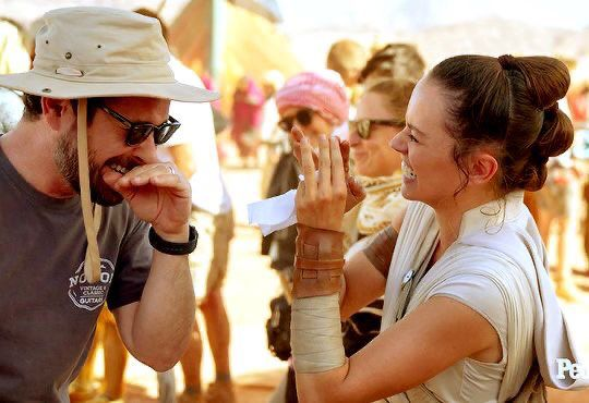 HoloNetHutt's tweet photo. Daisy Ridley detrás de las cámaras. https://t.co/tJyfGZFZhq