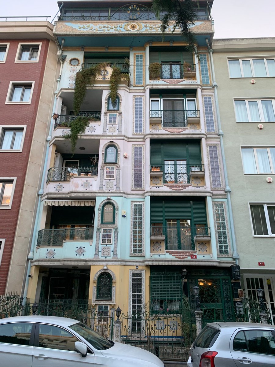 etginlik's tweet photo. Kadıköy'de sıkıcı binalar arasında dikkat çeken apartman: https://t.co/slROo5h1o6