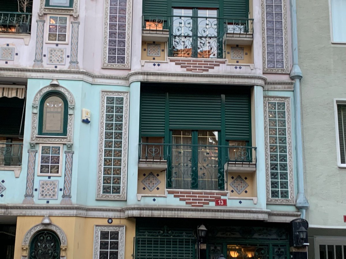 etginlik's tweet photo. Kadıköy'de sıkıcı binalar arasında dikkat çeken apartman: https://t.co/slROo5h1o6