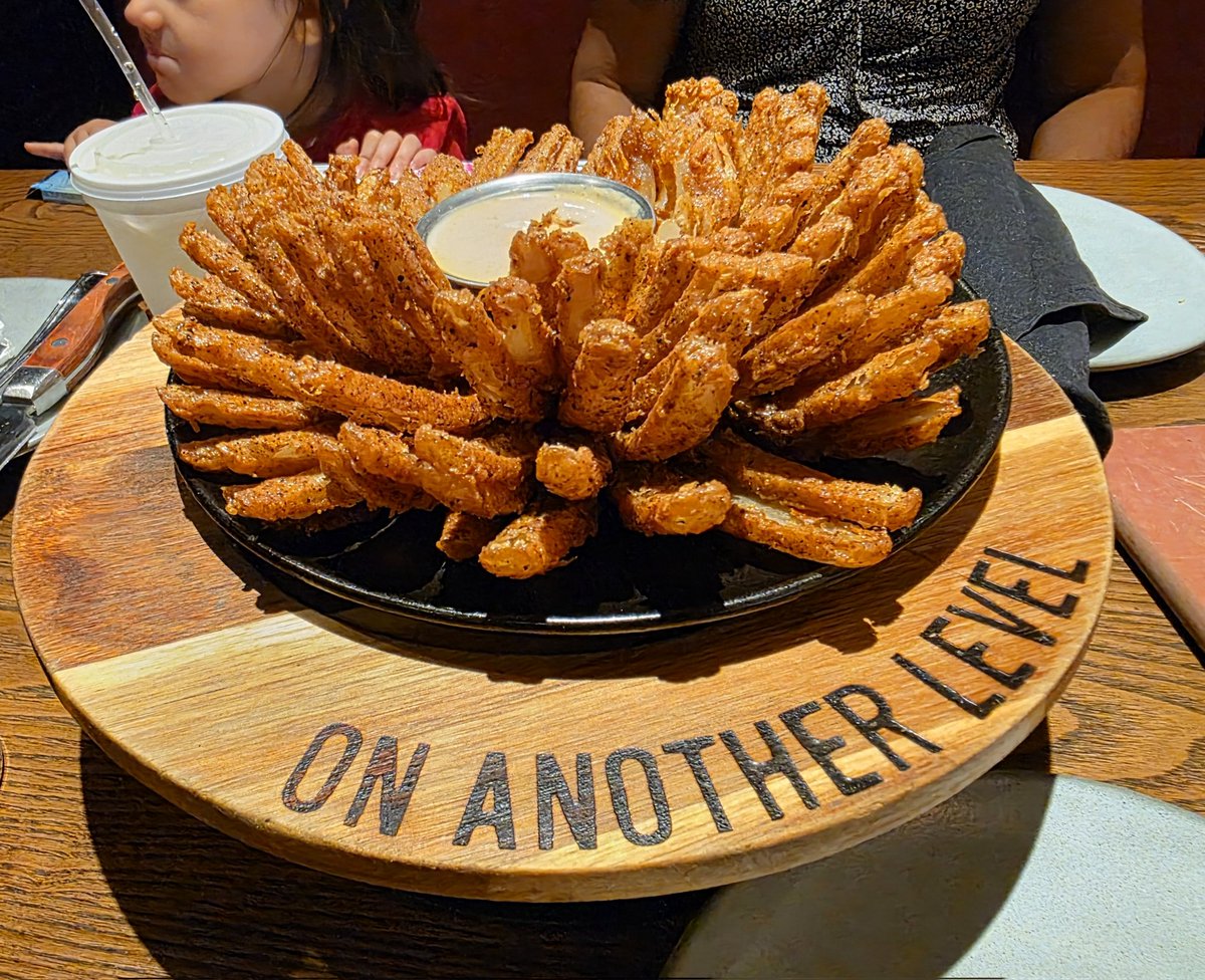 JohnMHighfield1's tweet photo. Bloomin Onion na Resturante Outback https://t.co/IDImUf5QHz