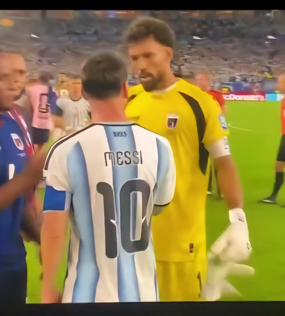 id_fm's tweet photo. Messi: "Tu eres el mejor portero del mundo" 
Vozinha: "artinya apa bang Messi?"
Messi: "Ente kiper terbaik di dunia" https://t.co/EgjKcYfsnp