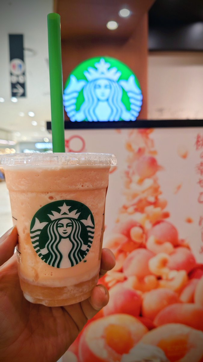 syunchi5's tweet photo. スタバに行ってきました。ピーチ &amp; ピーチミルクフラペチーノを注文。桃が出ると夏がきたなぁと思う今日この頃。ミルクと桃がよく合っていて美味しい！果肉もゴロゴロ入ってます( *´艸｀) https://t.co/vJQRtXEiuA