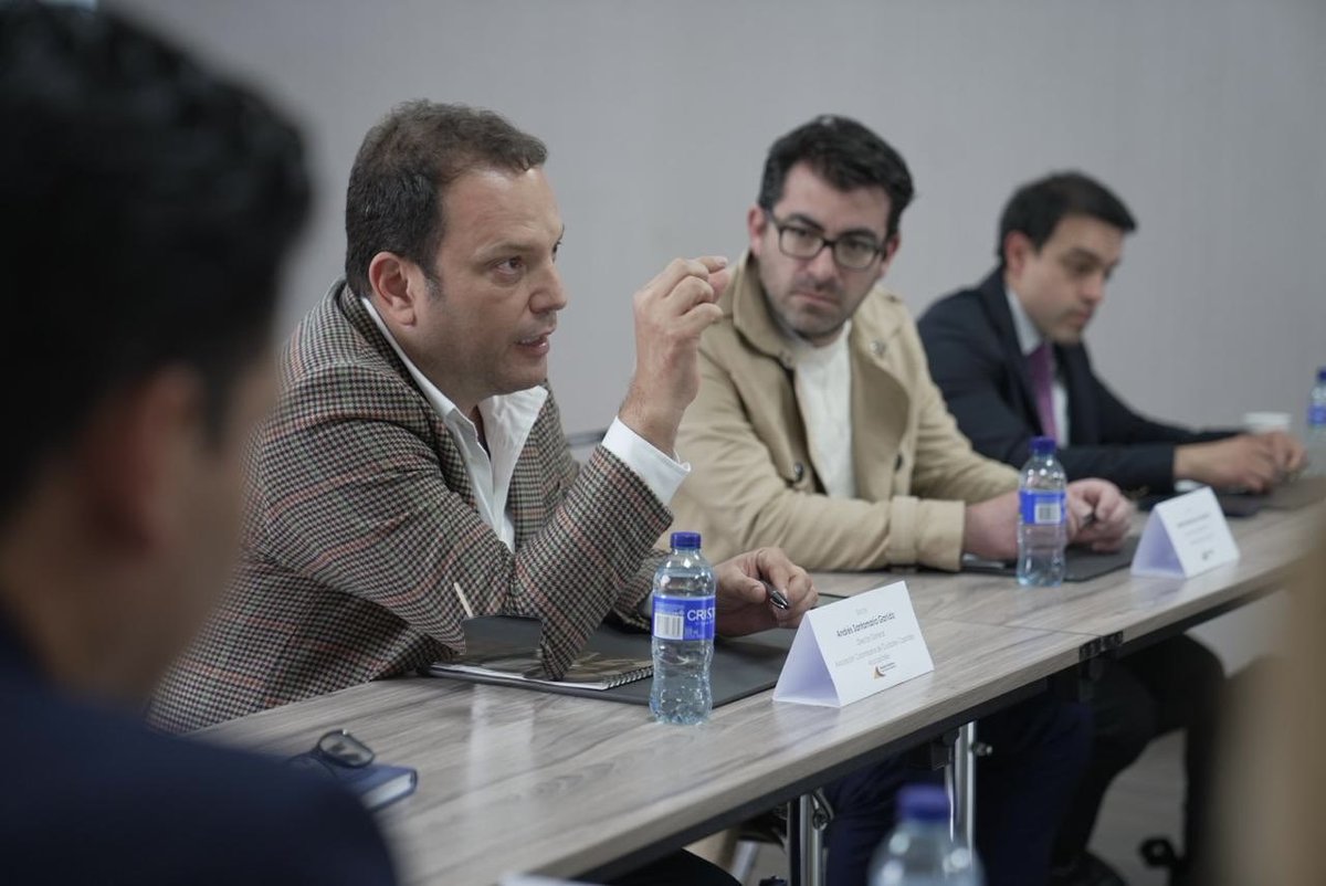 AnSANTAMARIA's tweet photo. #Asocapitales lideró una mesa de trabajo con la Secretaría Jurídica de @Bogota para avanzar en la construcción de una propuesta técnica que fortalezca la agenda de incidencia de las ciudades capitales ante el nuevo Gobierno Nacional en materia de seguridad y justicia.
Abordamos temas fundamentales como:
• Reincidencia.
• Medidas de aseguramiento.
• Cumplimiento efectivo de las penas.
• Capacidad carcelaria y penitenciaria.
• Judicialización.
• Descongestión del sistema.
• Fortalecimiento de la respuesta institucional frente a los delitos de alto impacto.
Las ciudades capitales comparten estos desafíos y, por ello, es fundamental consolidar una posición técnica y articulada que contribuya a fortalecer la seguridad ciudadana y la respuesta del sistema de justicia en los territorios.
#Asocapitales #SeguridadCiudadana