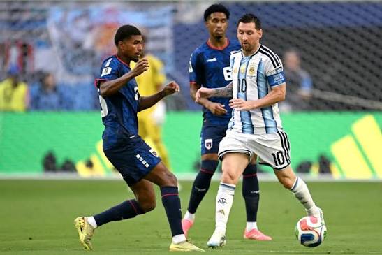JorgeBarrazaOK's tweet photo. Argentina 3 - Cabo Verde 2. Partido histórico. Ya está en la galería de los grandes acontecimientos de los Mundiales. Desde luego, por Cabo Verde, un equipo heroico, luchador, inteligente, que debió enfrentar a 3 campeones mundiales en su debut: España, Uruguay y Argentina. Y empató con los dos primeros. Emocionó al planeta. Cayó guerreando, sin achicarse ni desanimarse nunca. Prestigió al Mundial. Un juego dramático, cambiante. Fue Vozinha y sus amigos contra Messi. Los dos mejores del campo, 40 y 39 años. Geniales.