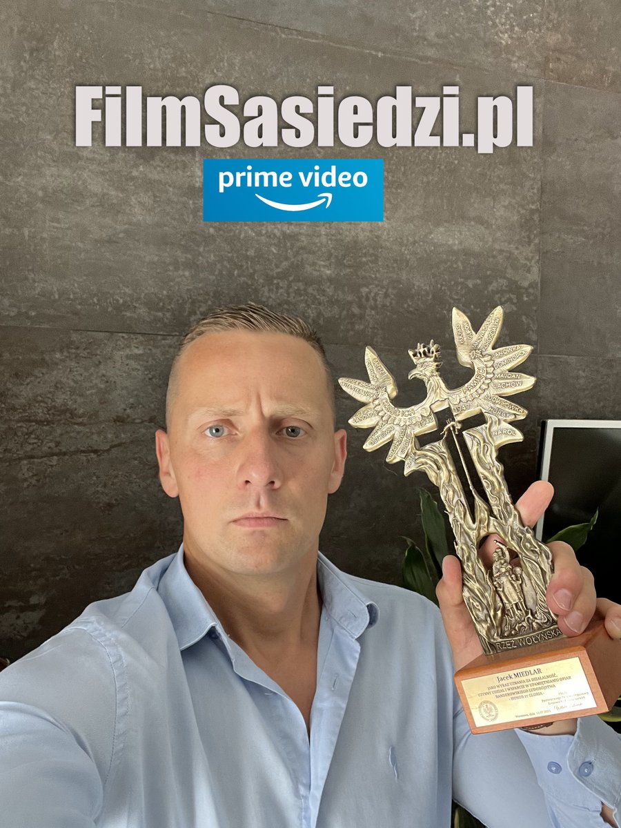 jacekmiedlar's tweet photo. 🇵🇱❤️ Dziękuję, Rodacy! Proszę, przeczytajcie do końca. 

Mój film dokumentalny „Sąsiedzi. Ostatni Świadkowie ukraińskiego ludobójstwa na Polakach” osiąga znakomite wyniki oglądalności na PRIME VIDEO, jednej z największych platform filmowych na świecie, z powodzeniem konkurując z wysokobudżetowymi produkcjami.
Tego jeszcze nie było! Od lat zabiegamy o to, by w sposób merytoryczny wyjść z tym tematem poza „bańkę”. Nie operować jedynie hasłami-kluczami i nie ograniczać się do szkicowego przedstawiania zagadnienia, lecz wyjść ad extra z rzetelnie opracowanym materiałem dowodowym dotyczącym ukraińskich ludobójstw na Polakach, o których przez lata albo zabraniano nam mówić, albo z tych, którzy o nich mówili, robiono wariatów.
I mamy to!
🌍 Ważne! W najbliższych dniach na tej potężnej platformie filmowej będą publikowane kolejne części filmu, a produkcja będzie udostępniana w następnych krajach i kolejnych wersjach językowych. Łącznie „Sąsiedzi” będą dostępni w 11 językach.

Poza moją pracą, to wszystko jest możliwe również dzięki Wam! To nasze wspólne dzieło, które powstaje dzięki Waszym darowiznom (https://t.co/OV2hG5PKEI) oraz zakupom moich książek, płyt DVD z „Sąsiadami” w 8. i 9. wersji językowej oraz przypinek Kwiat Lnu – symbolu polskich ofiar ukraińskiego ludobójstwa z lat 1939–1947 (https://t.co/oy4nV7cgtm).

📍 To dzięki Wam organizowane są spotkania autorskie, które popularyzują film, a w konsekwencji również wiedzę o poruszanej w nim tematyce. Osoby zainteresowane organizacją spotkania proszę o kontakt: https://t.co/mtNuitnOLx

Dziękuję Wam, że wspieracie mnie i moje działania, także w pokonywaniu kłód od lat rzucanych mi pod nogi, a przede wszystkim w realizacji tego filmu – powstającego bez dotacji oraz wsparcia jakichkolwiek instytucji rządowych i pozarządowych. Dziękuję również za kibicowanie mi podczas festiwali filmowych, na których „Sąsiedzi” są doceniani zarówno w Polsce, jak i za granicą. Realizacji filmu nigdy nie wsparła finansowo żadna organizacja ani instytucja państwowa czy pozarządowa.

🔴 Szczególne podziękowania, co uwzględniam również w napisach końcowych filmu, należą się Pani Katarzynie Sękowskiej, Tadeuszowi Furmanowi oraz mgr. inż. Zbigniewowi Drewnikowi.

🇵🇱 Panu Prezesowi Witoldowi Listowskiemu składam serdeczne podziękowania za uhonorowanie mnie wyjątkową statuetką przedstawiającą tak ważny dla nas, Polaków, pomnik ze spiżu. Pomnik ten, obok filmu „Sąsiedzi” – pomnika zbudowanego z testamentu Świadków – tworzy symboliczną i nierozerwalną całość.

✍️ Jesienią, poza licznymi obowiązkami związanymi z pracą publicystyczną i wydawniczą, a przede wszystkim spotkaniami autorskimi połączonymi z seansami filmu, których kalendarium regularnie aktualizuję na stronie poświęconej „Sąsiadom” (adres strony znajduje się na grafice), przystępuję do pisania scenariusza i szeroko pojętej realizacji CZWARTEJ, ostatniej części filmu – „Żywioł”.