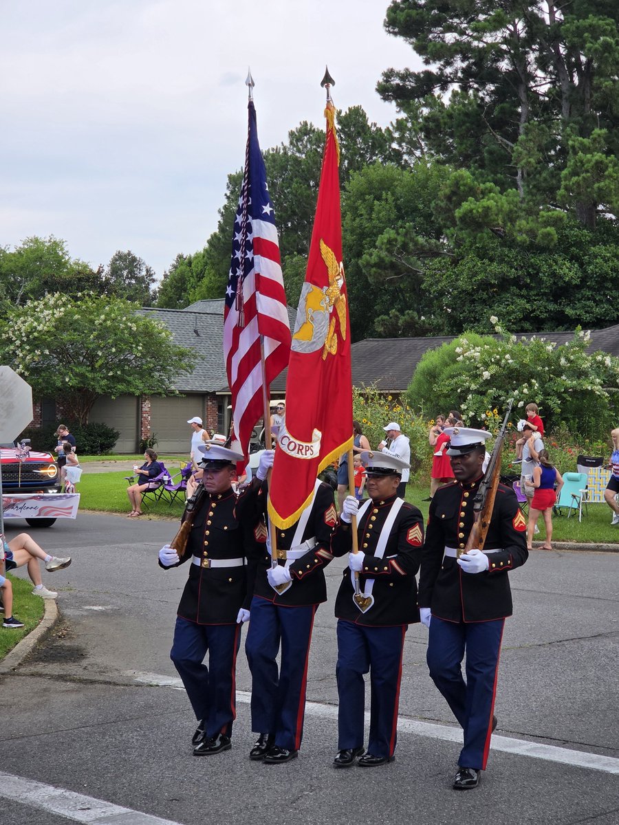 MFGBawon's tweet photo. Di Amerika, 4 Juli besok ngerayain kemerdekaannya ke 250🇺🇸. Uniknya, di sini gaada kebudayaan upacara bendera kaya di Indonesia😁. Paling parade kaya gini aja. https://t.co/W0RYVDJ0wH