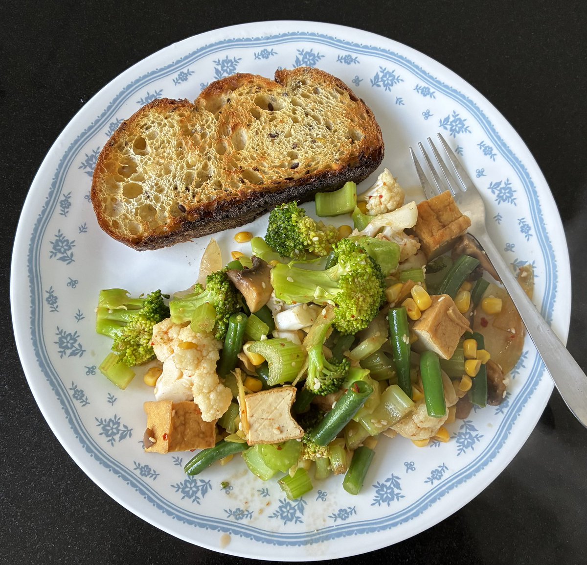 mona1961talks's tweet photo. Hello friends, lunch kha lo please!

Jo masale healthy vegetables mein nahi hai, woh saare mirch masale spouse ne apne dahi bade mein jhonk diye.

#SpouseKyaJaane….fill in the blanks khelte hain… https://t.co/YTzEhSG5ex