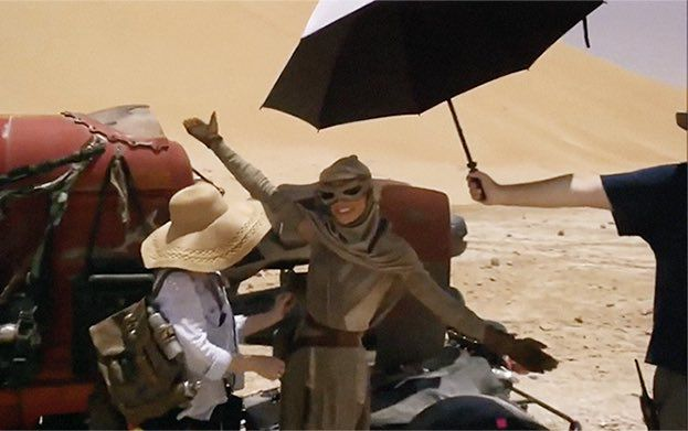 HoloNetHutt's tweet photo. Daisy Ridley detrás de las cámaras. https://t.co/tJyfGZFZhq