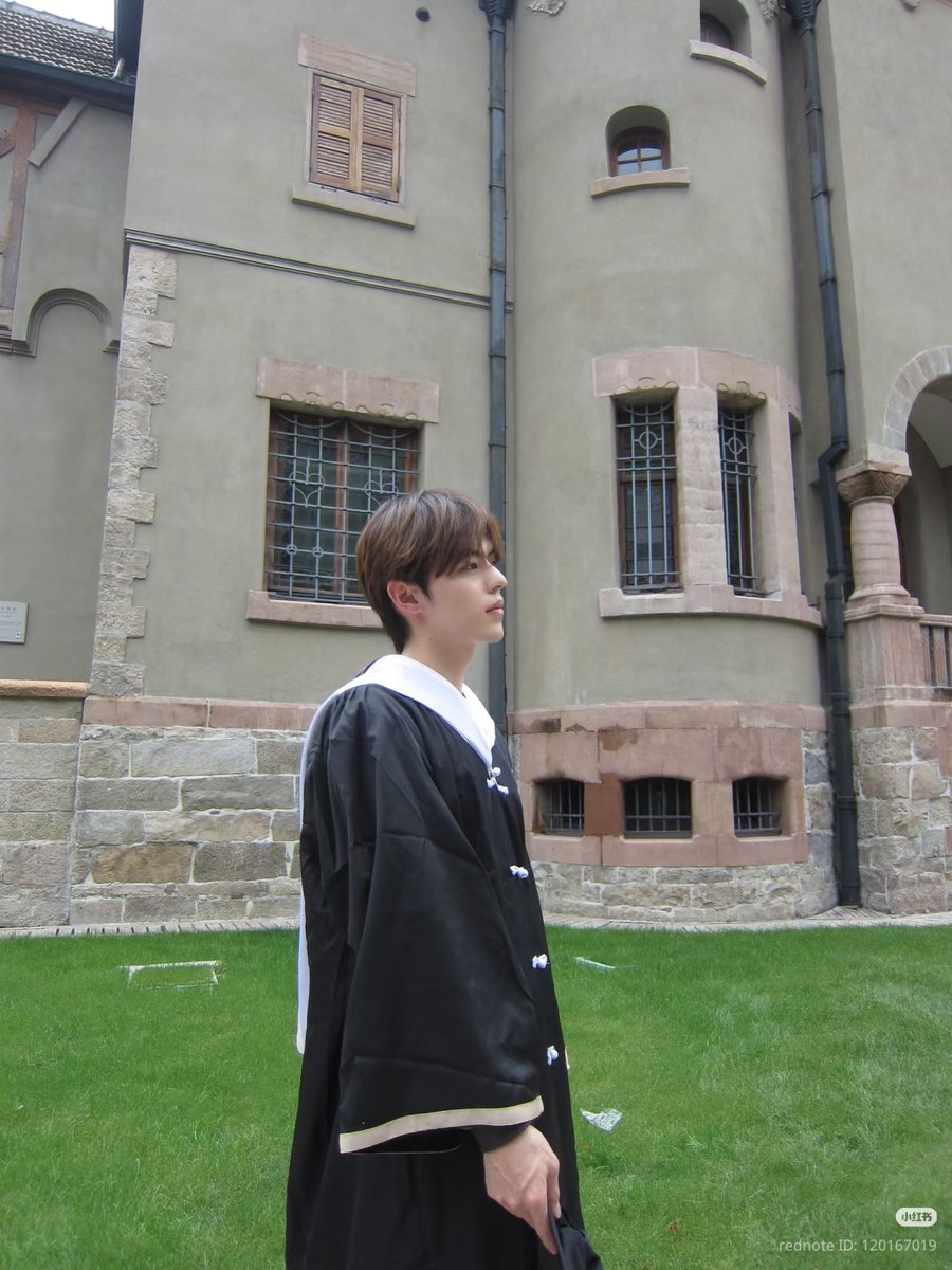kji__0062's tweet photo. 🎓🦋

#Yuchen https://t.co/FlRwjcLuAK