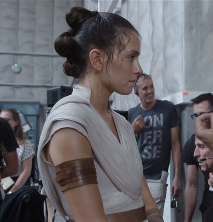 HoloNetHutt's tweet photo. Daisy Ridley detrás de las cámaras. https://t.co/tJyfGZFZhq
