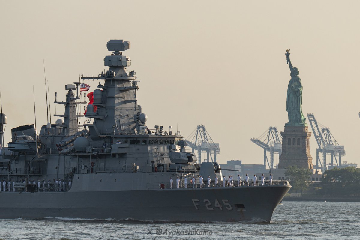 AyakashiKamo's tweet photo. トルコ海軍のフリゲート艦
「オルチ・レイス」が夕刻のニューヨークへ入港しました⚓️

トルコのフォロワーさん達から撮影の要望があった艦なので良い絵が撮れて良かったです🤝

#TürkDenizKuvvetleri #America250
🇹🇷【#オルチ・レイス (TCG Oruçreis, F 245)】2026/07/03📸 https://t.co/94EERqCOYD