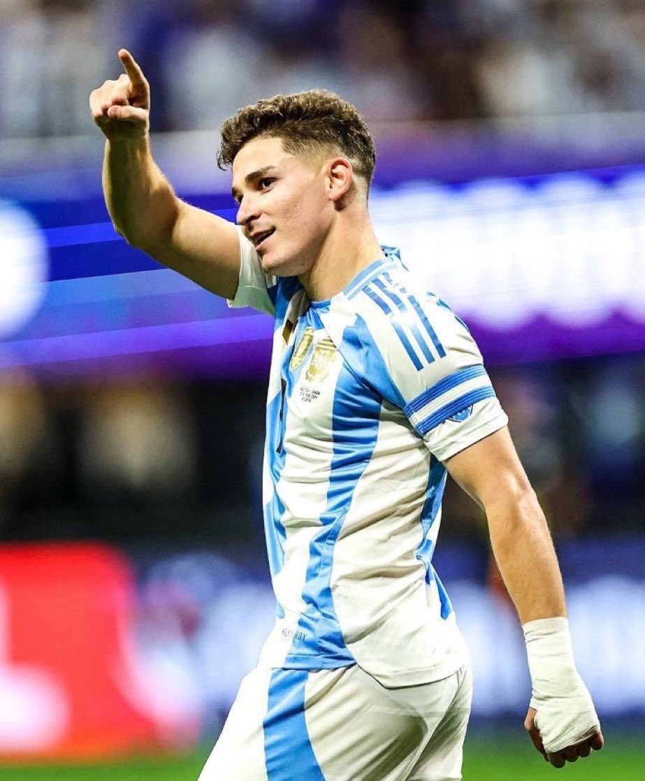 emartingol's tweet photo. Podemos cortarla con Lautaro Martinez de titular? Argentina se mete atrás, pensamos en defender contra CABO VERDE. 

tiene que volver a la titularidad Julian Alvarez viejo, y Scaloni tiene que cambiar en lo táctico, es un equipo hecho para atacar no para defender. https://t.co/a1nymSykD2