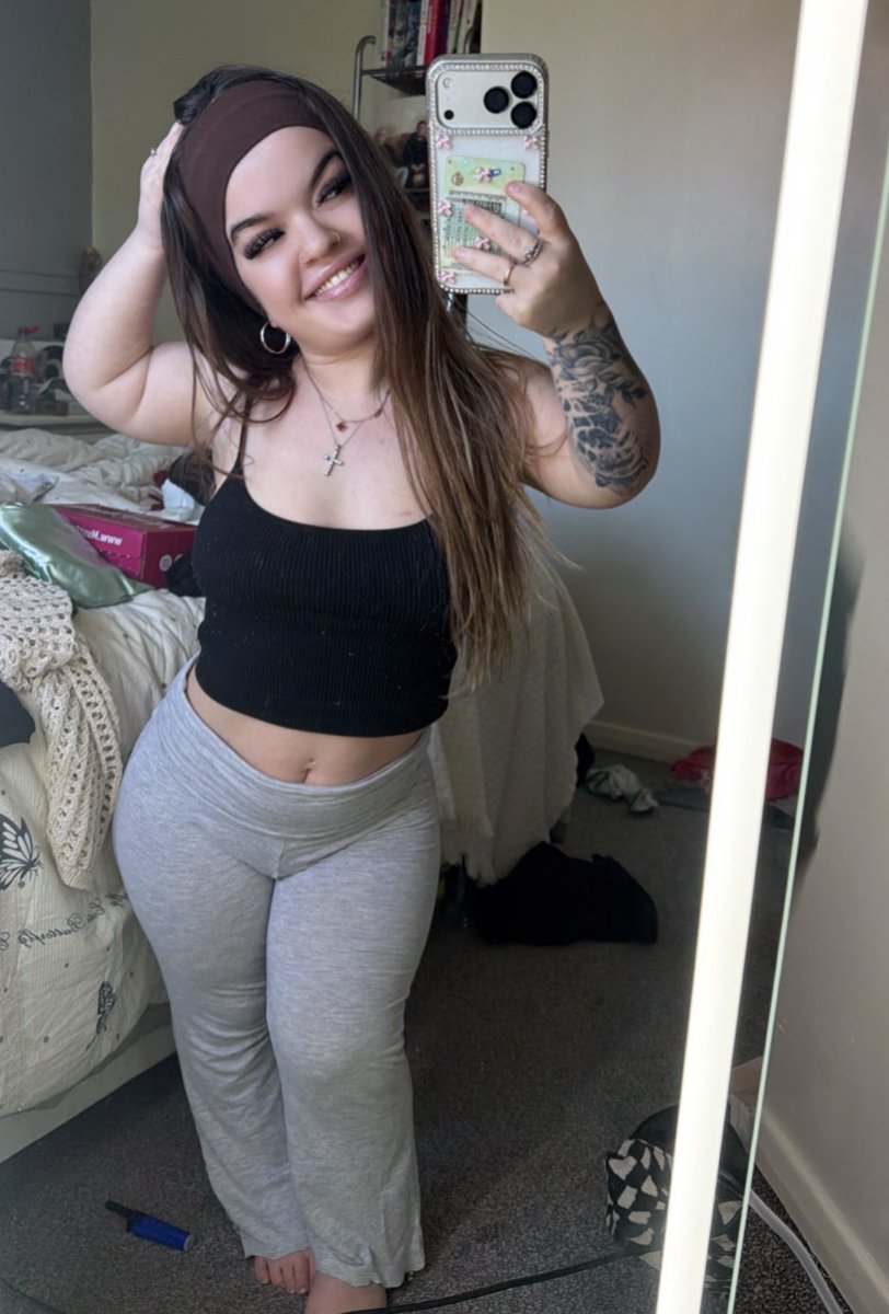 midgyellie's tweet photo. Is it a deal breaker that I’m only 3’11 ? https://t.co/4qeIHWluiz