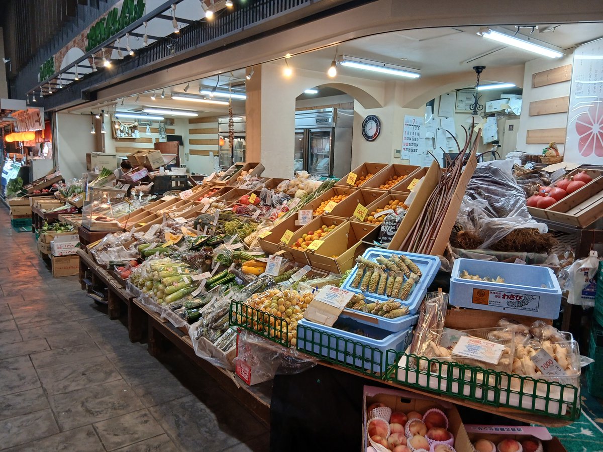 vege_fru's tweet photo. 8時開店 #金沢市民の台所 #近江町市場 #八百屋 #北形青果 してます
静岡のワサビが大量に入荷してます。おそらく近隣諸国の飲食店さんも静かなんでしょう。行き場をなくすと金沢来る　刺身だけでなくステーキにもどうぞ　うちは昨日食べたばっかりなので、お茶漬けか、山葵アボカドに。
良い週末を！ https://t.co/iygJ6XNQ65