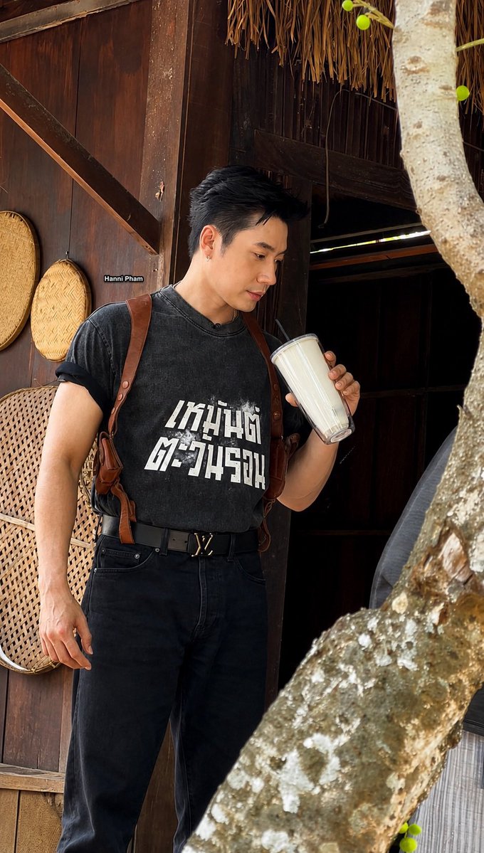 HanniPham9295's tweet photo. แค่กินน้ำยังหล่อ ����
ฉันสังเกตว่าแจมกินน้ำเยอะมากตลอดทั้งวัน คงเป็นเคล็ดลับที่ทำให้ผิวสวยขนาดนี้แน่ ๆ 

ตอนยืนใกล้ ๆ ผิวเขาเนียนมากจนฉันได้แต่แอบมอง หรือว่าเป็นเพราะพี่ช่างแต่งหน้าเก่งเกินก็ไม่รู้ 🤣 

ตอนเขาแนะนำห้อง ฉันแทบไม่ได้ฟังเลย เพราะมัวแต่มองความหล่อของเขา ใบหน้าคมกริบสุด ๆ จนเหมือนจะบาดมือได้ 😆

#ตามรอยเหมันต์ตะวันรอนกับแจมรชตะ
#เหมันต์ตะวันรอน 
#แจมรชตะ #JamRachata