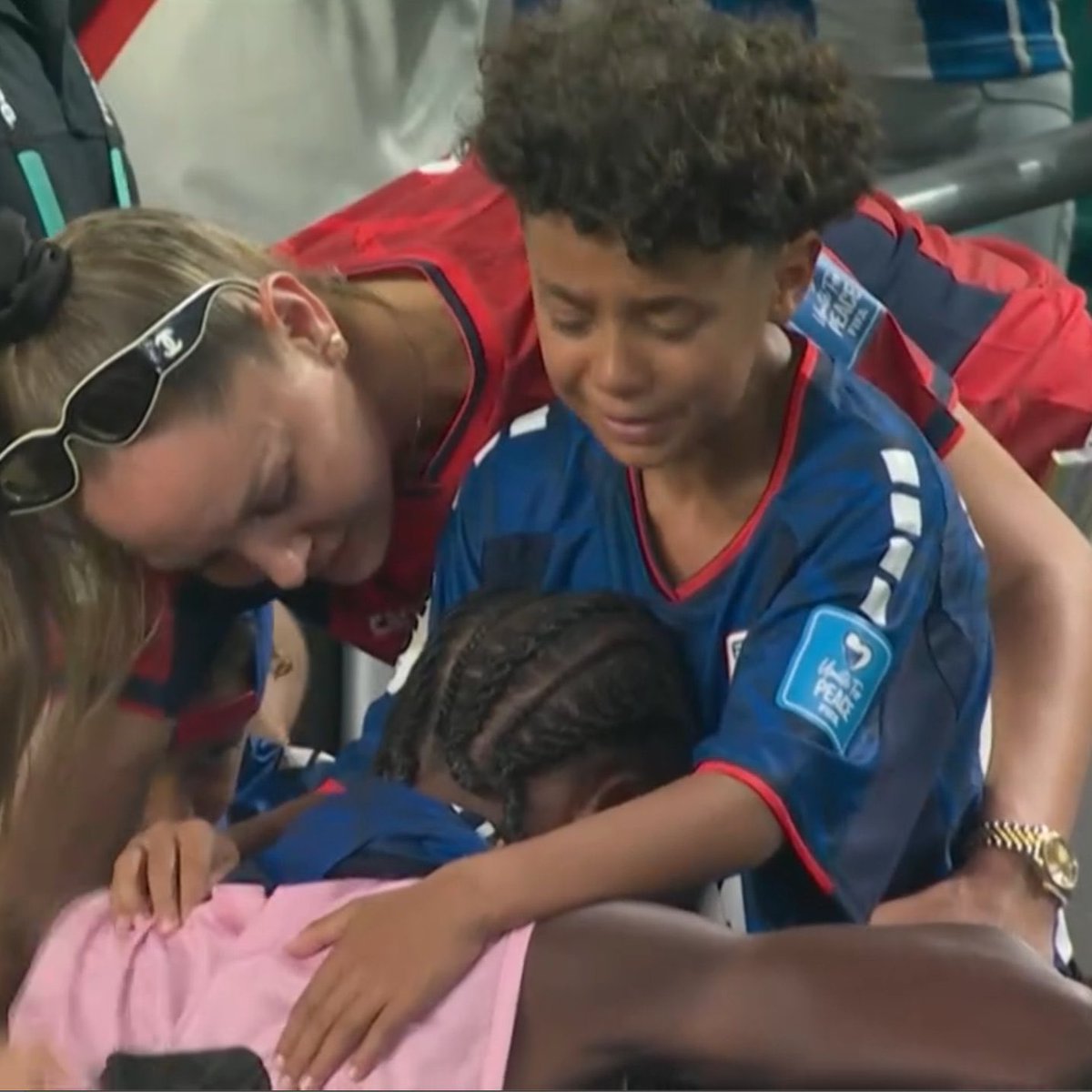 VibesFoot's tweet photo. La déception de Nuno Da Costa auprès de ses proches à la fin du match… 

Rentrons il pleut 🥺🇨🇻 https://t.co/tZBVNO2G8k