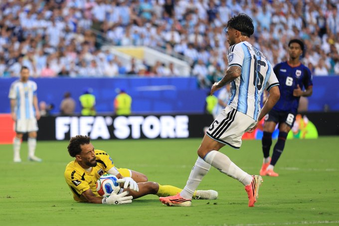 Manuira10's tweet photo. #mundialdefútbol2026 
Argentina le ganó 3 a 2 a Cabo Verde y jugara contra Egipto. Sufrió el conjunto de Scaloni, un partido duro, difícil y que nadie se esperaba.
Vozinha la gran figura de Cabo Verde, un papel tremendo. Se va la revelación del mundial.
Ahora empezó el Mundial. https://t.co/S5UmZSV3gV