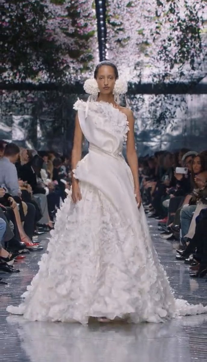 lisag30D's tweet photo. This is @Dior Haute Couture. The design house that made @taylorswift13 wedding gown. https://t.co/NUsZcQmiSZ
