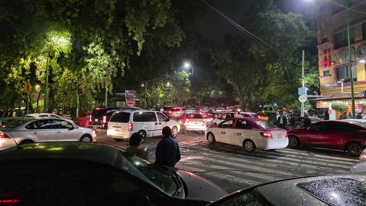 jorhot's tweet photo. @ElOpinadorTV Yo vivo en la colonia San Rafael, en 10 minutos llego al ángel caminando, el martes fue increíble la cantidad de gente que iba llegando después del partido, con total descaro y frente a policias estaban ofreciendo latas de cerveza en $75, no había ningún tipo de control policiaco https://t.co/XaqUS1XSiR
