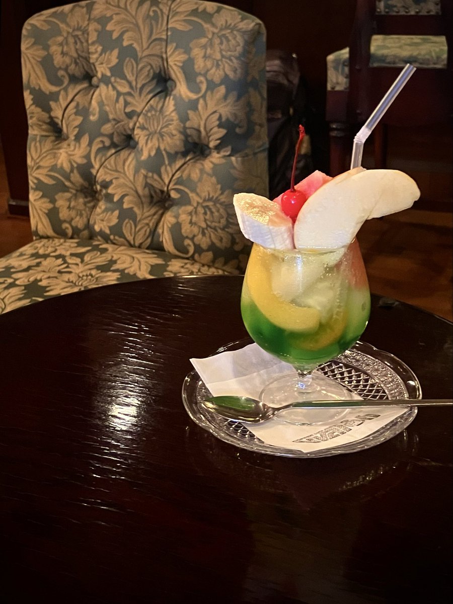 amaniga1's tweet photo. でありながら。ジャズ喫茶でもなくコーヒー専門店でもなく、本領はあくまで喫茶店。往年のメニューには、みつ豆に定食、お茶漬、ラーメンまであり何とも融通無碍。新しもの好きで凝り性だった創業者の趣向を詰め込みながら、憩いの場として大らかさを失わない、稀有な老舗の継承の物語はまた改めて。 https://t.co/33FXBbjriJ