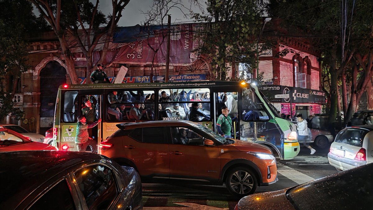 jorhot's tweet photo. @ElOpinadorTV Yo vivo en la colonia San Rafael, en 10 minutos llego al ángel caminando, el martes fue increíble la cantidad de gente que iba llegando después del partido, con total descaro y frente a policias estaban ofreciendo latas de cerveza en $75, no había ningún tipo de control policiaco https://t.co/XaqUS1XSiR