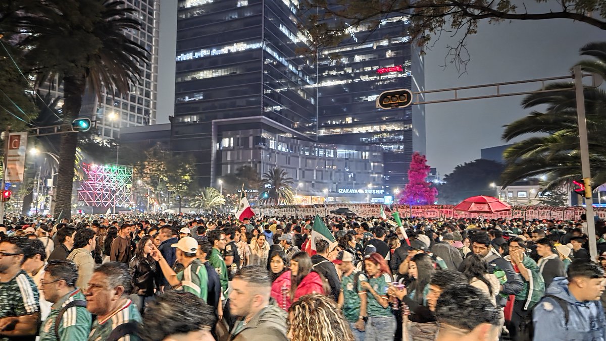 jorhot's tweet photo. @ElOpinadorTV Yo vivo en la colonia San Rafael, en 10 minutos llego al ángel caminando, el martes fue increíble la cantidad de gente que iba llegando después del partido, con total descaro y frente a policias estaban ofreciendo latas de cerveza en $75, no había ningún tipo de control policiaco https://t.co/XaqUS1XSiR