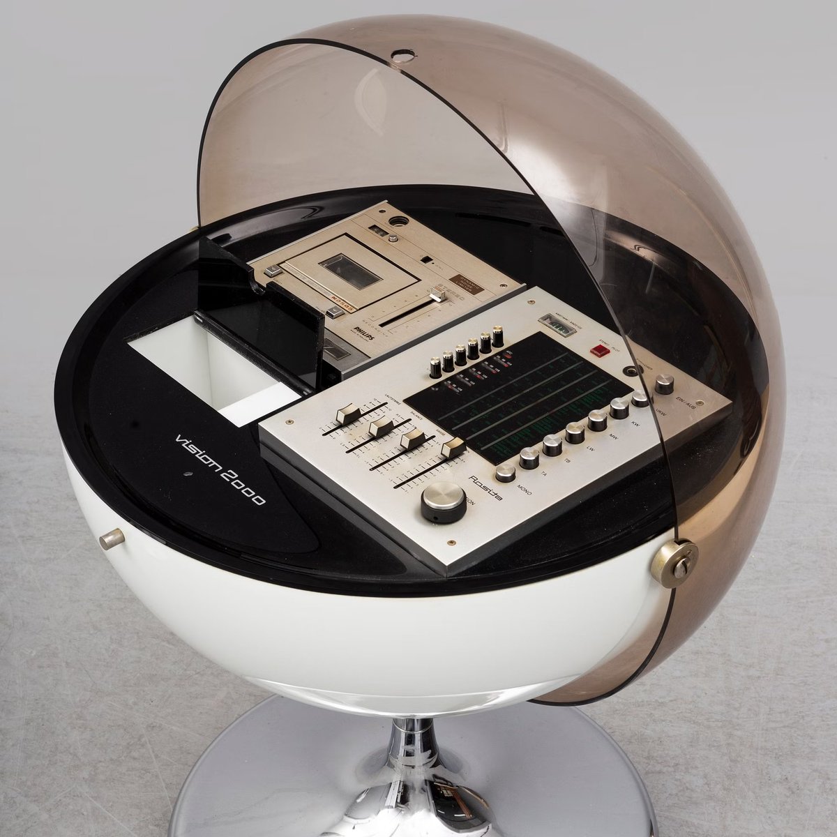 formsarchive's tweet photo. The stereo system of tomorrow, according to 1971.

The "Rosita" Vision 2000 Stereophonic
Thilo Oerke for Philips, 1971. https://t.co/mwBXpVLVPt
