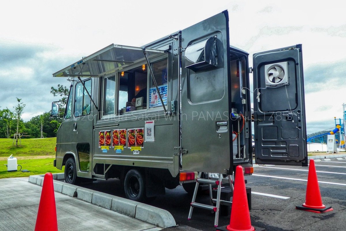 taiga_sakai's tweet photo. おはようございます。今朝の倉敷は雨。
📷️今日の1枚は『キッチンカー』
機能を絞った働く車は大好き💕…なので、キッチンカーも好き💕
これ、クロネコさんと同じ車輌だそうな😱
カラーリングもあいまり、ベンツのウニモグみたい✨
#キッチンカー
#倉敷ふれあいの丘公園
#TZ85 #PANASONIC https://t.co/nuwJ3Rnv3N