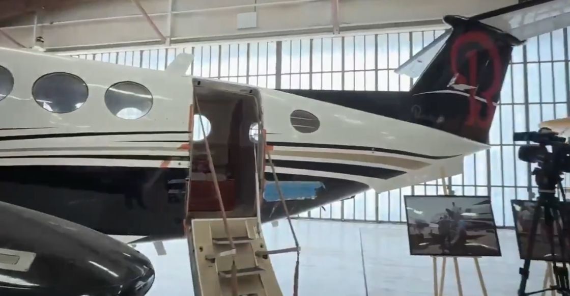 sopitas's tweet photo. El avión en el que trasladaron a ‘El Mayo’ Zambada tras su captura ya no está bajo resguardo del FBI. Ahora forma parte de un museo en Nuevo México, donde lo exhiben como pieza histórica de una de las operaciones más polémicas contra el Cártel de Sinaloa. https://t.co/rlEhpQh4gO https://t.co/Ia601O4ypg