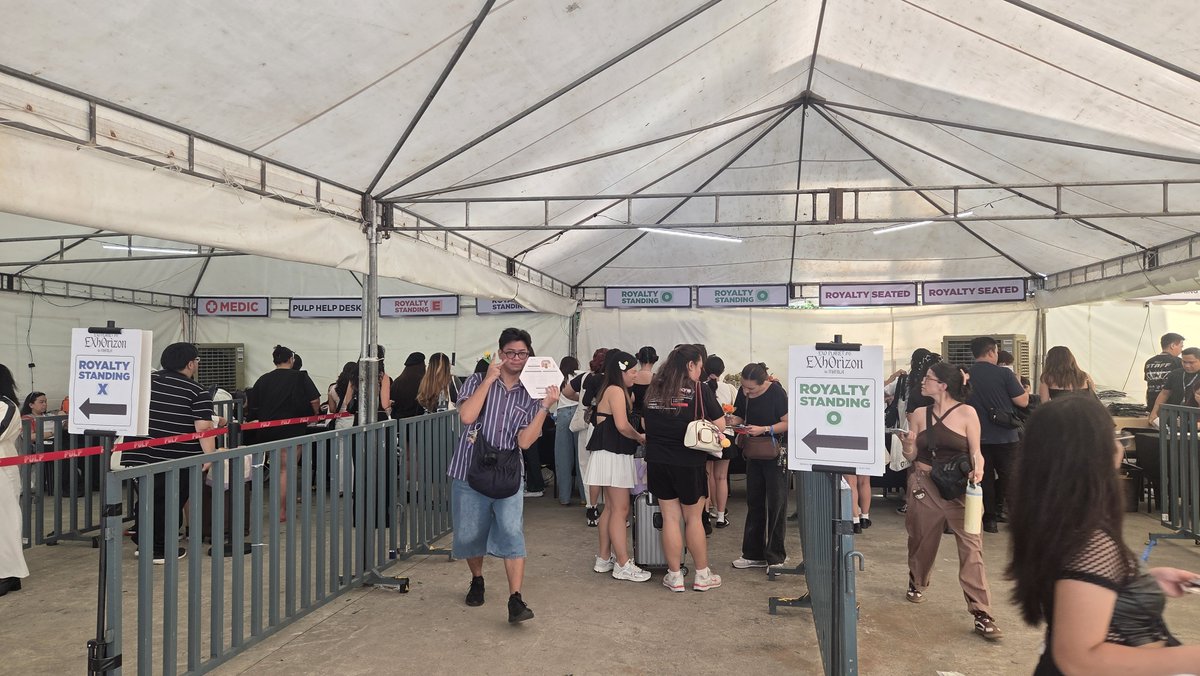 pulpliveworld's tweet photo. Royalty Standing & Royalty Seated ticket holders! 👋

You can claim your package at the Pacific Drive corner Coral Way. Simply present your ticket to our staff upon arrival. 🤗

Package claiming is available until before the soundcheck begins or while the show is still ongoing. We highly recommend arriving early so you can enjoy your exclusive Royalty perks without missing a thing! 😉

#EXO #엑소 #weareoneEXO #EXOPLANET #EXhOrizon #EXhOrizoninMANILA @weareoneEXO