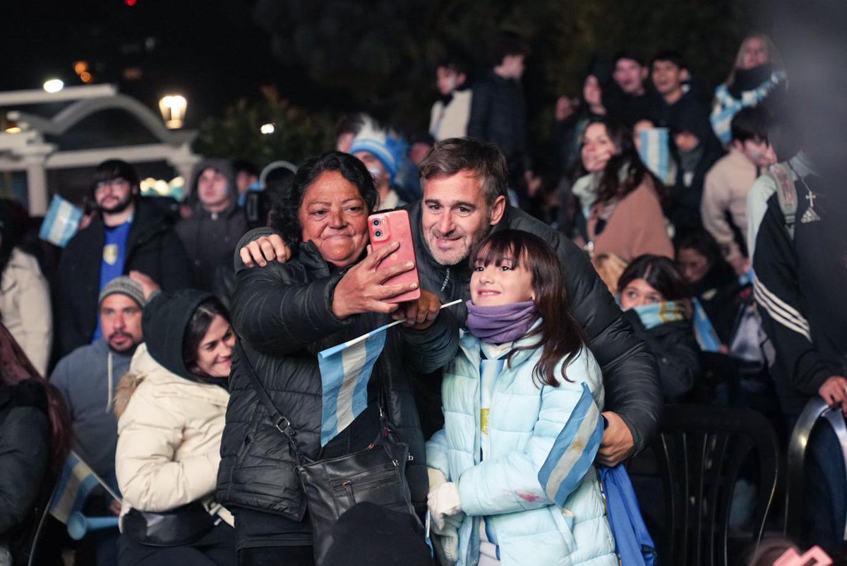 FedericoAchaval's tweet photo. ¡VAMOS ARGENTINA! 🇦🇷❤️ 

Triunfo importantísimo para seguir soñando 💪🏻 

Desde el Paseo del Centro en Pilar y cada rincón del país nos unimos para alentar a esta selección que sigue representándonos y dejando todo en la cancha. https://t.co/tygRDuIfJn