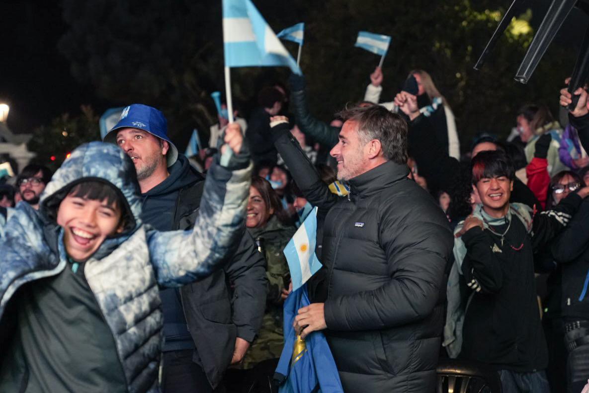 FedericoAchaval's tweet photo. ¡VAMOS ARGENTINA! 🇦🇷❤️ 

Triunfo importantísimo para seguir soñando 💪🏻 

Desde el Paseo del Centro en Pilar y cada rincón del país nos unimos para alentar a esta selección que sigue representándonos y dejando todo en la cancha. https://t.co/tygRDuIfJn