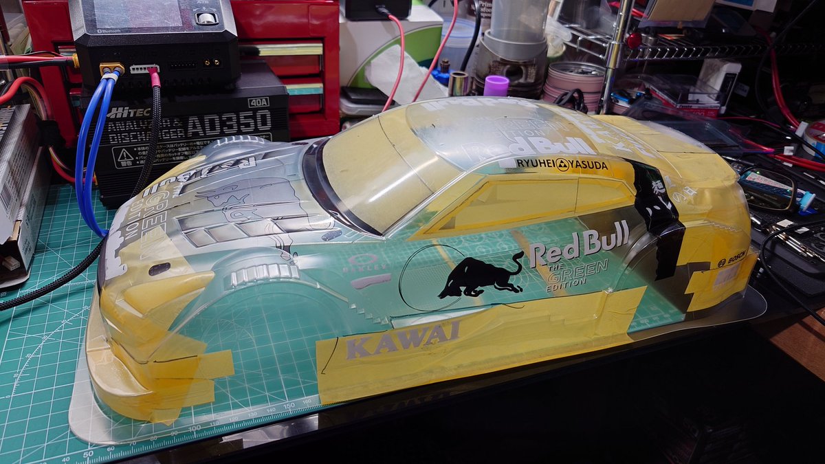 rc_garage's tweet photo. @y5InbvvsQgjaCkn 自分は裏打ちの黒の時に窓枠塗るようにしてます
窓枠は出来るだけ細くしたいので残す窓部を貼ってその上に重ねて枠部をマスク
裏打ち時に枠だけ剥がして黒塗ってます
色が重なって重くなるのも避けたいのもあります https://t.co/a2IGPVcbXY