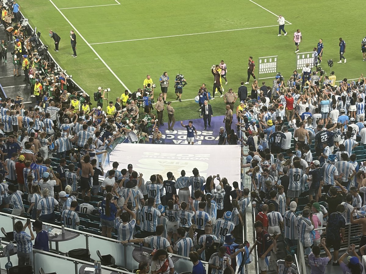 yu_iwa3's tweet photo. ピッチを去るカーボベルデ🇨🇻の選手たちを、アルゼンチン🇦🇷のサポーターがスタンディングオベーションでたたえました。
美しい光景でした。 https://t.co/0BBiuw4LPC