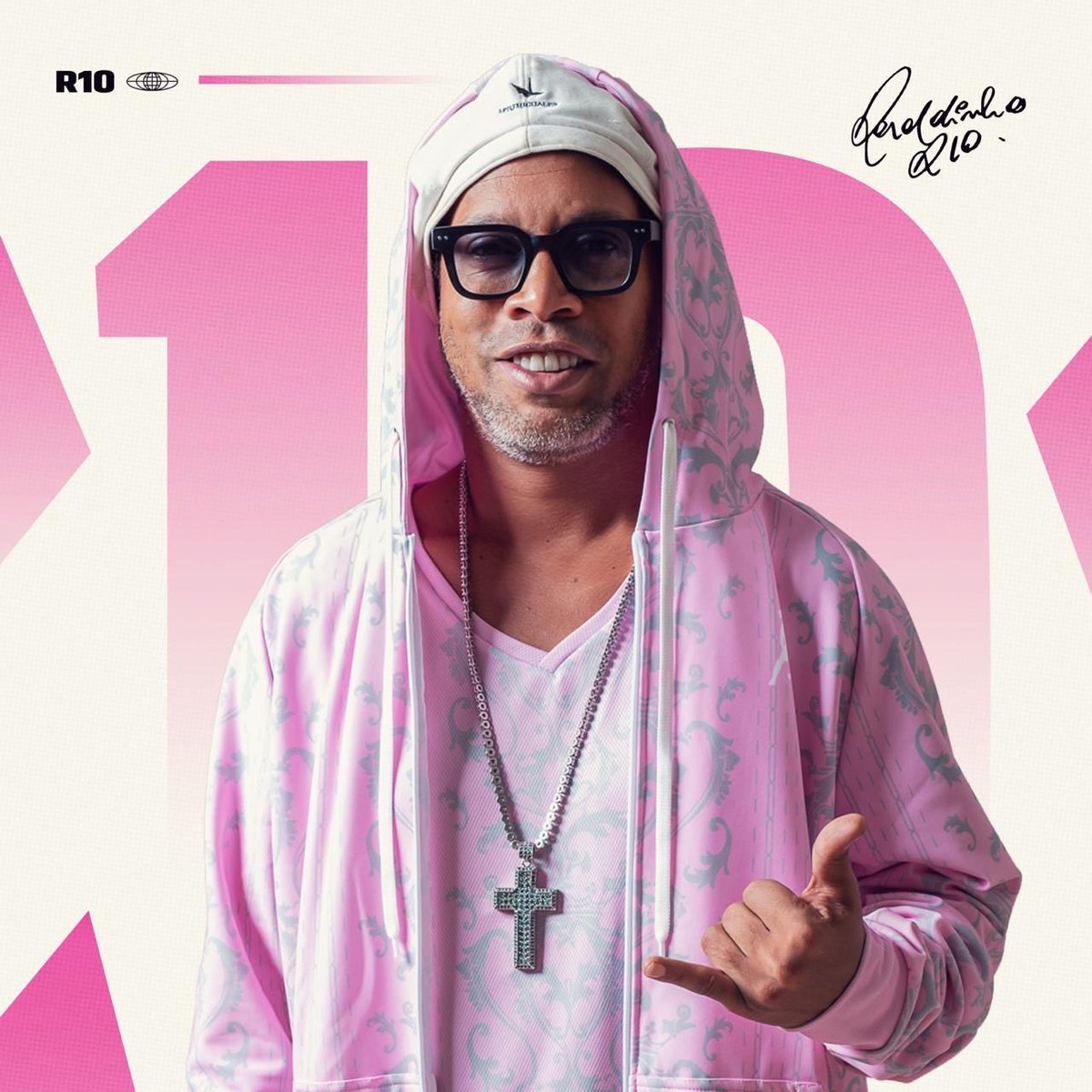 EGO__Official_'s tweet photo. PENOMECO x Ronaldinho ‘Kawasaki’ OUT NOW

페노메코가 브라질 축구 레전드 호나우지뉴(Ronaldinho)의 글로벌 프로젝트 앨범 ‘CAMISA 10’에 참여했습니다.

지금 바로 국내외 모든 음원 플랫폼에서 만나보세요! https://t.co/anZiDqXVaA