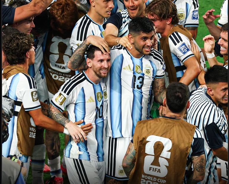 Chaba237's tweet photo. 📷 L'Argentine frôle le cataclysme mais écarte le Cap-Vert au bout des prolongations. 
📷 La chronique complète du match est disponible dans le premier commentaire ! 📷https://t.co/5KoICm3cJU #ArgentineCapVert #CoupeDuMonde #Messi #Albiceleste #RequinsBleus #Miami2026 #FootActu https://t.co/HgERO6HzlJ