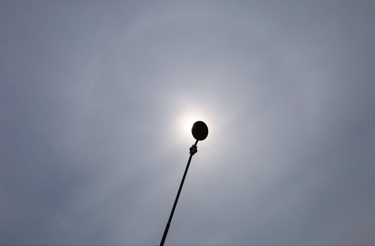 Minami0206S's tweet photo. 今のところ曇り空です
淡いながら丸くなっている #内暈 
#イマソラ 
#halo_jp 
@ 近畿地方 https://t.co/RGA9M9gi0r