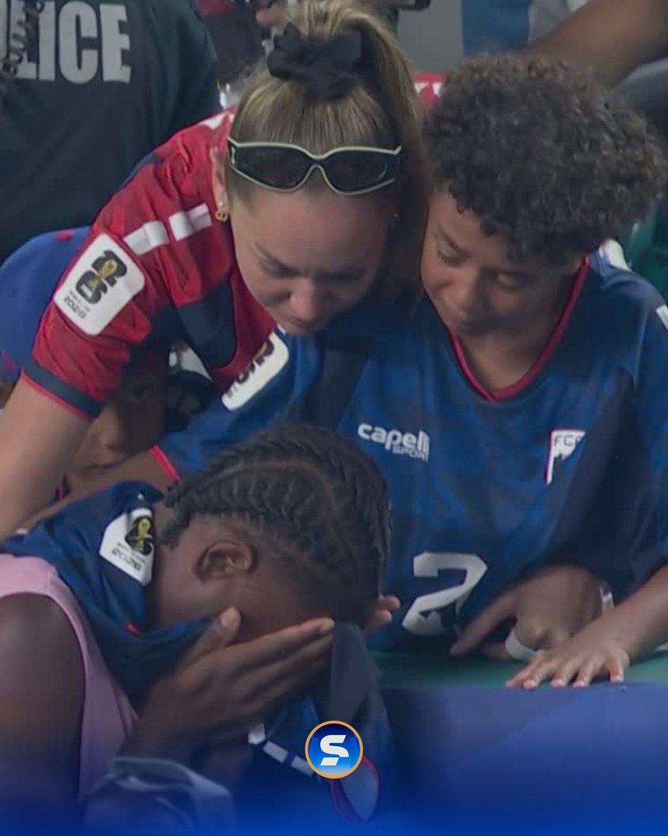 futebol_info's tweet photo. 🇨🇻 A família de Sidny Lopes consolando o jogador após a eliminação de Cabo Verde para a Argentina.

🗞️ | 📸 @sportv https://t.co/j32k7laOSo