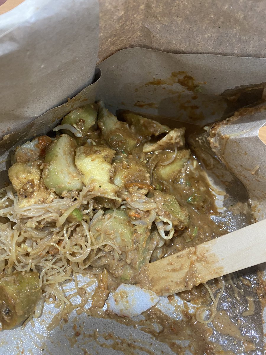 Capxteinz's tweet photo. Bu yang bener aja napa jir, beli ketoprak kaga di kasih sendok terpaksa gua pake stik es krim https://t.co/0XCAkUXoxv