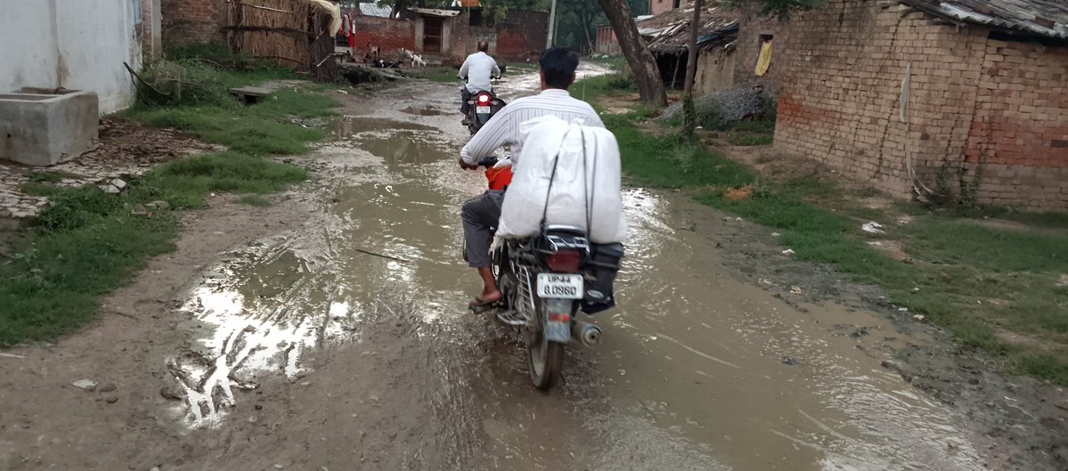 TheReportLine's tweet photo. @BrijeshSinghBJP माननीय मुख्यमंत्री जी, लोक निर्माण विभाग एवं जिला प्रशासन से अनुरोध है कि इस सड़क का तत्काल निरीक्षण कराकर शीघ्र मरम्मत/पुनर्निर्माण कराया जाए, ताकि क्षेत्रवासियों को राहत मिल सके। @uppwdofficial @DmAmethi @BrijeshSinghBJP
#Amethi #Sangrampur #RoadSafety #UPGovt #PWD #FixOurRoads https://t.co/KTBZNFi5wf