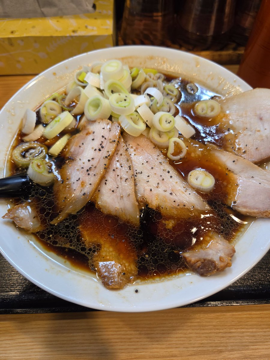 Ramen_ktr's tweet photo. 2026年157杯目①
らぁ麺 響@新板橋

ブラックチャーシューラーメン大盛

二日酔いの朝に塩分求めて訪問✨
5月にオープンしたばかりの富山ブラックが食べられる新店👍️
しょっぱさには強いと思っていたけど、一口飲んで衝撃‼️‼️
しょっぺえぇぇ～🤣🤣
が、クセになる美味しさ😋
ごちそうさまでした🍜 https://t.co/JUWyNVnBZl