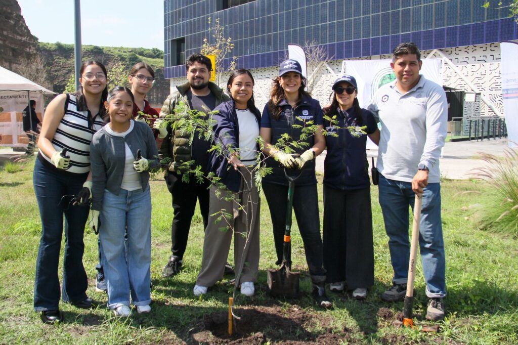 RomboQro's tweet photo. Municipio de Querétaro realiza jornada de reforestación en BLOQUE con la plantación de árboles nativos https://t.co/cqnT4J55NB https://t.co/7v3lgK5EFY https://t.co/5G2DcWaqxd