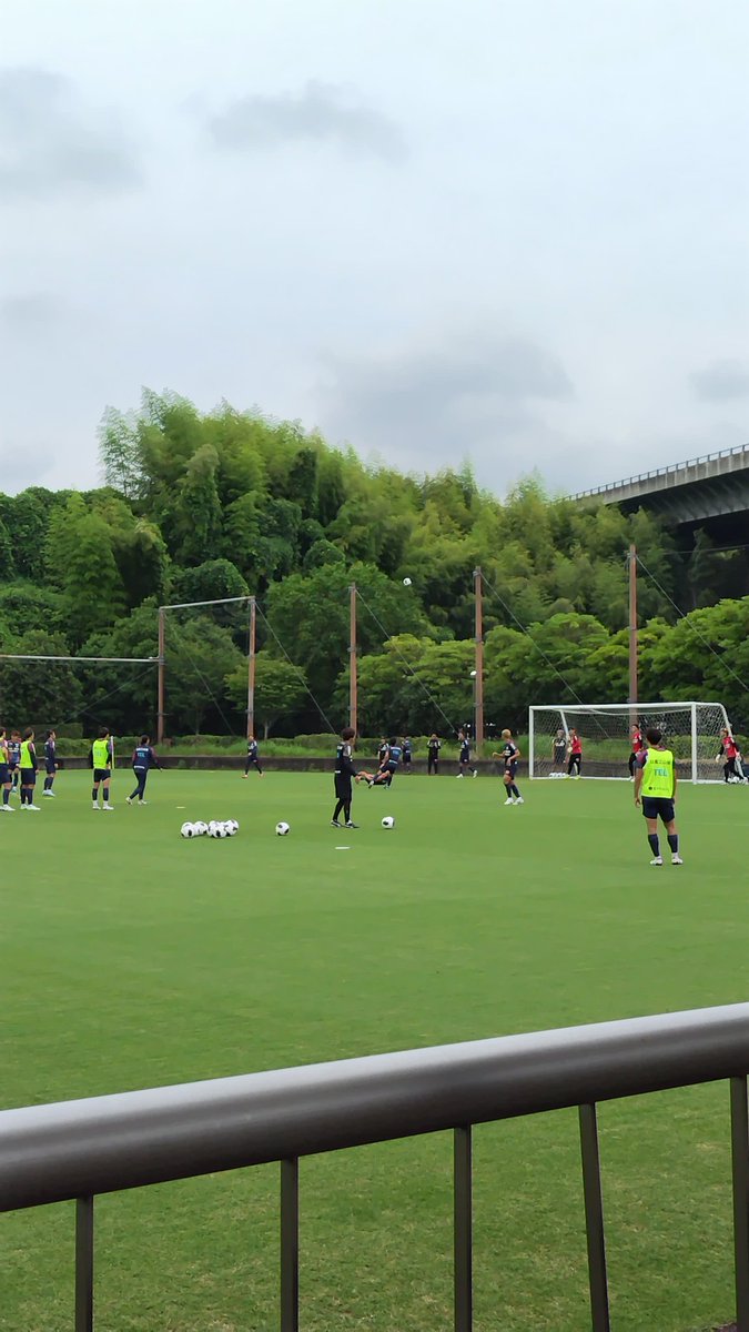minobusenvfk's tweet photo. こんにちは。
今日は、甲府のキャンプ見学です。
26/27シーズン開幕まで、
あと一ヶ月となりました。
なかなか普段見れないですし、
選手を近くで見れるのは嬉しいですね。 https://t.co/O8nbp6Gdjp