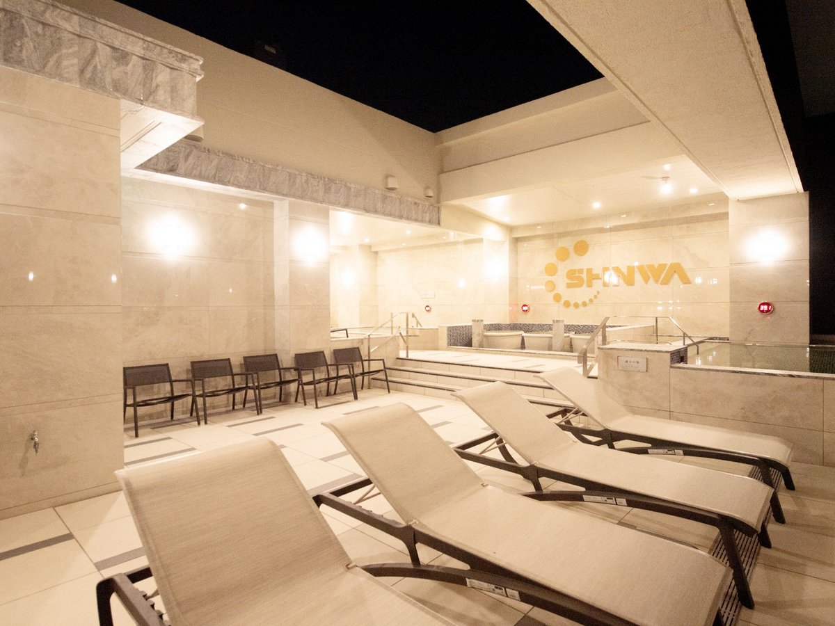 sauna_and_grm's tweet photo. 【新大阪で、一番空を見た。】

大阪・新大阪にある
ひなたの湯。

仕事終わりに
なんとなく寄っただけやった。

サウナに入る
水風呂に入る。
屋上へ出る。

目に入ったのは、
ビルじゃなくて空。

毎日、近くを通ってたのに、
こんな場所があるなんて知らんかった。

遠くまで旅行しなくても
ちゃんとリセットできる場所はある。

次の休みじゃなくても

「今日行こう」
と思える最高の場所やった。

保存おすすめです！