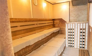 sauna_and_grm's tweet photo. 【新大阪で、一番空を見た。】

大阪・新大阪にある
ひなたの湯。

仕事終わりに
なんとなく寄っただけやった。

サウナに入る
水風呂に入る。
屋上へ出る。

目に入ったのは、
ビルじゃなくて空。

毎日、近くを通ってたのに、
こんな場所があるなんて知らんかった。

遠くまで旅行しなくても
ちゃんとリセットできる場所はある。

次の休みじゃなくても

「今日行こう」
と思える最高の場所やった。

保存おすすめです！