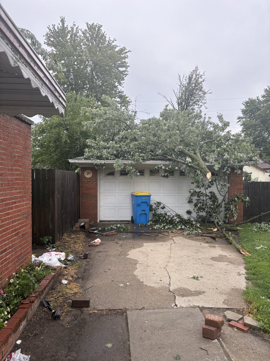 SWX_Bryan's tweet photo. @NWSDetroit former NWS employee reporting a tree down on a house at 5245 Williams Wayne #MIwx with storms earlier this evening. https://t.co/BlnZHK6e6i