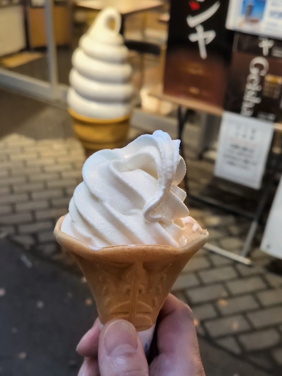 ground_star_sky's tweet photo. ここ最近ずっと仕事が大変でとても疲れていた昨日の帰り道、🍦のオブジェ広告見て「食べたい…」って思って食べたんですけど…

「生きてるって感じー♪」

ってなりました。 https://t.co/oGcIC0k4Cy